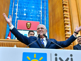 Bu milletin hürriyetine ve bağımsızlığına karşı çıkanlara ben de genç teğmenler gibi kılıcımı kaldırıyorum!