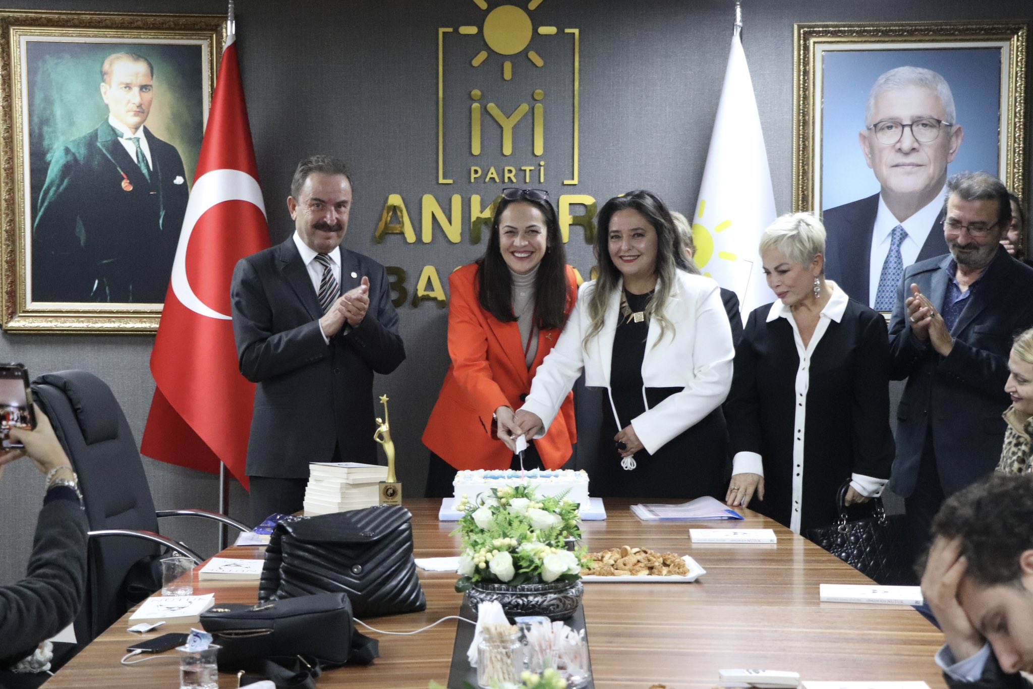 Kardelen Sanat Derneği, Beşnokta Otizm ve Yaşam Derneği ve Divriği Bayırlı Derneği’nin ortaklaşa düzenlediği “Kadın” temalı şiir yarışmasında başarı gösteren teşkilat üyelerini tebrik etti