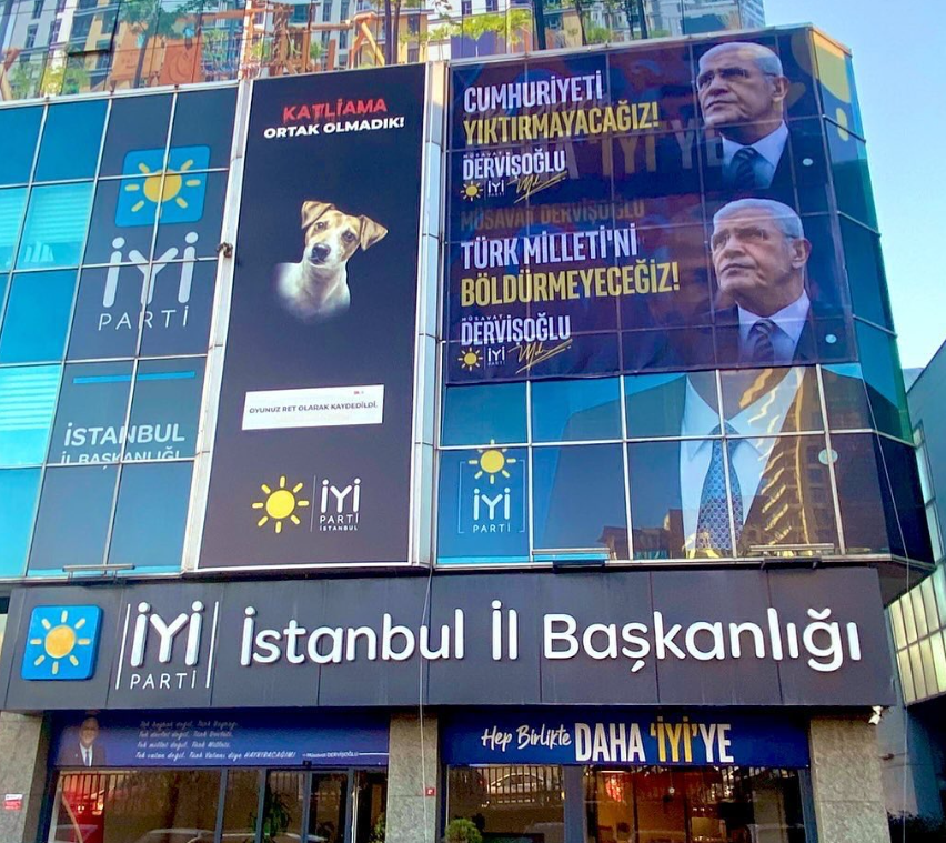 İstanbul İl Başkanlığı Binasına “CUMHURİYETİ YIKTIRMAYACAĞIZ” ve “TÜRK MİLLETİNİ BÖLDÜRMEYECEĞİZ” Pankartları asıldı