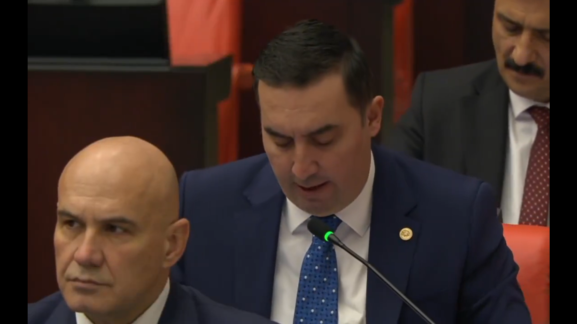 Artık kafelerde oturmak lüks hale geldi. Masa ücreti adı altında vatandaştan para isteniyor