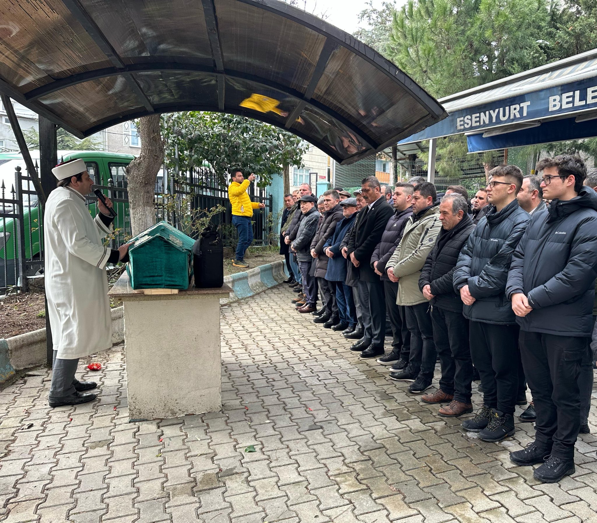 İYİ Parti İstanbul İl Başkanı Yücel Coşkun; Beylikdüzü İlçe Başkanı Mehmet Abdioğlu’nun yakının cenazesine katıldı