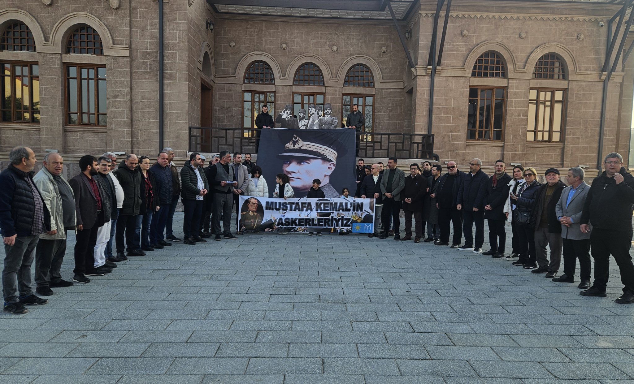 İYİ Parti İstanbul İl Başkanlığından Teğmenlere Destek