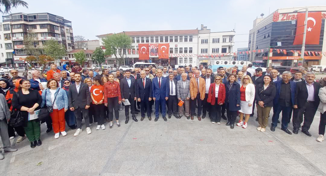 Bursa İl Başkanlığının düzenlediği 23 Nisan Programında Atatürk Anıtına çelenk koyma töreni gerçekleştirildi