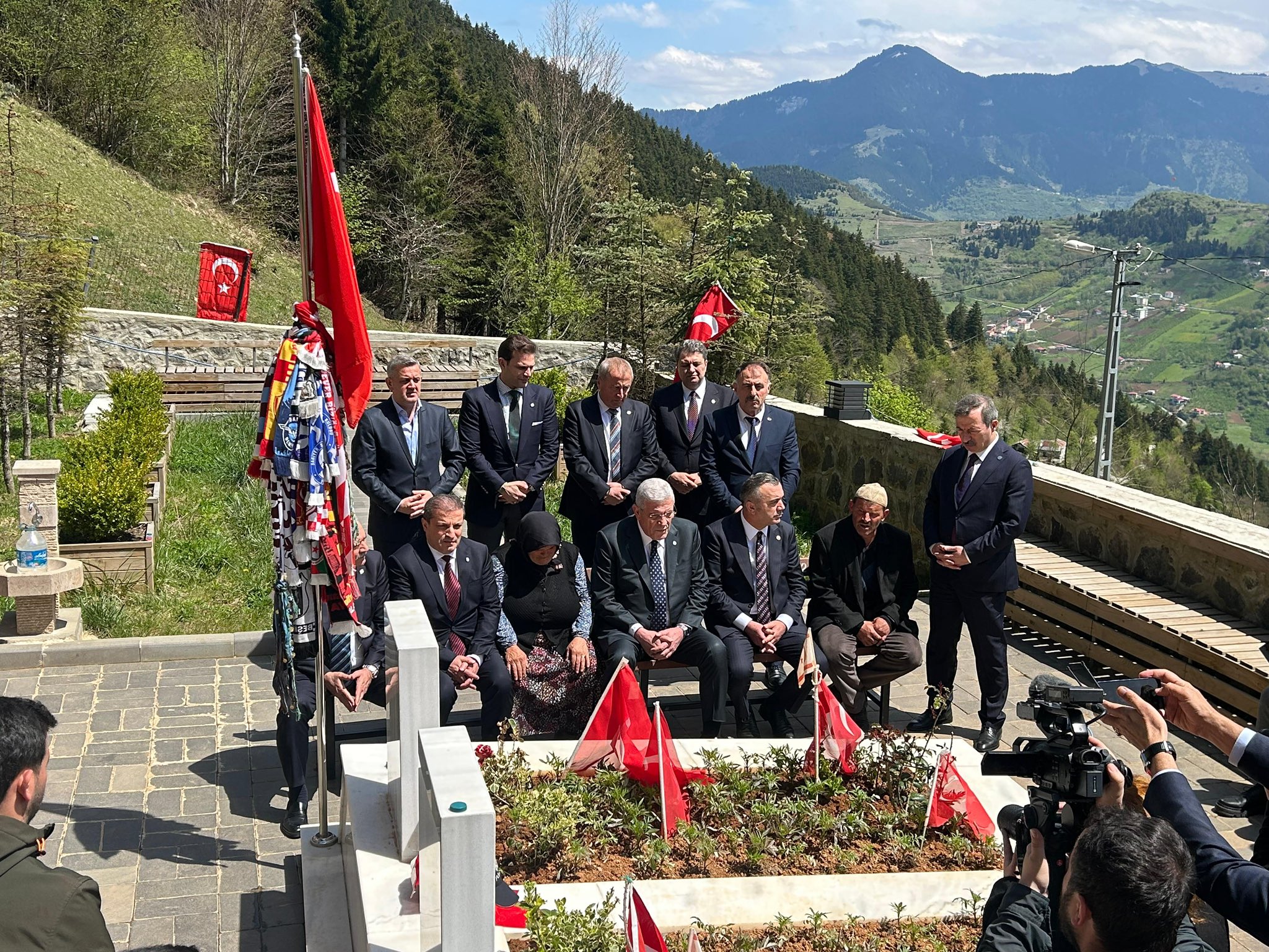 Genel Başkan Müsavat Dervişoğlu ve heyeti Eren Bülbül’ün kabrini ziyaret etti