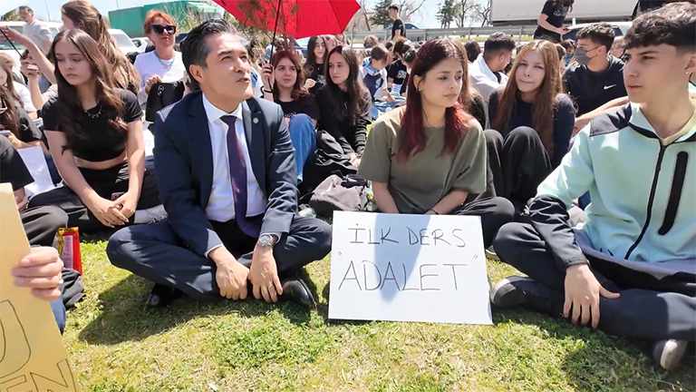 İYİ Parti Grup Başkan Vekili Buğra Kavuncu Uşak ta Lise Öğrencilerinin eylemine destek verdi