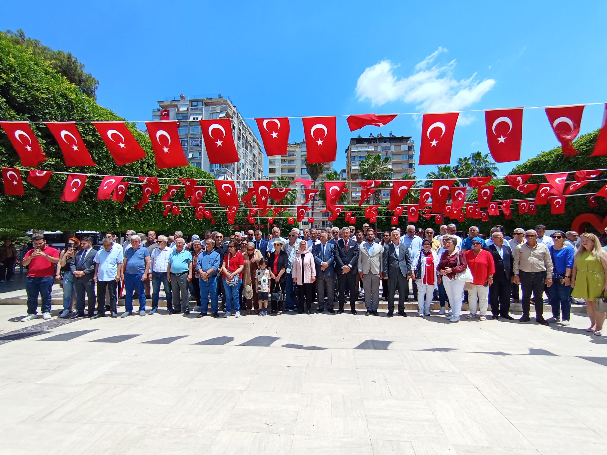İYİ Parti Adana teşkilatları çelenk koyma programı gerçekleştirdi, Gazi Mustafa Kemal Atatürk ve milli mücadele ruhunu saygı ve minnetle andı