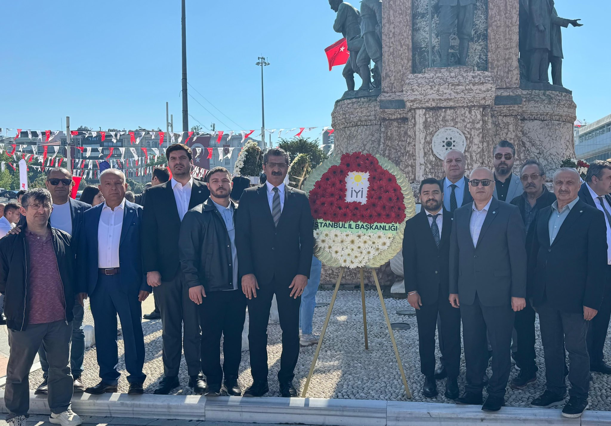İstanbul İl Başkanlı Yücel Coşkun, Taksim Cumhuriyet anıtına çelenk sunumunda bulundu