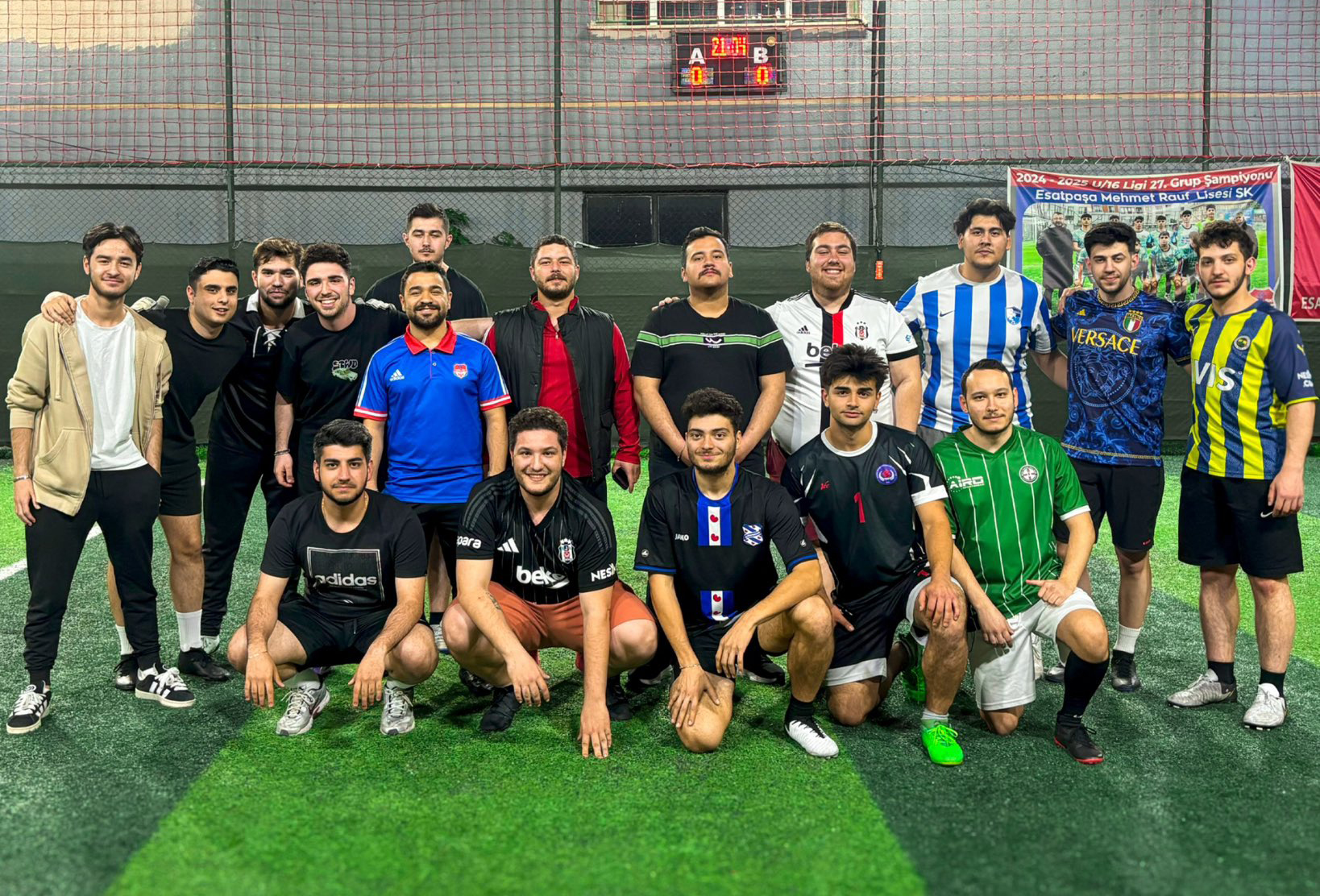 Üsküdar ve Bakırköy Gençlik Kollarının dostluk ve dayanışma ruhuyla bir araya geldiği halı saha maçında kazanan dostluk oldu