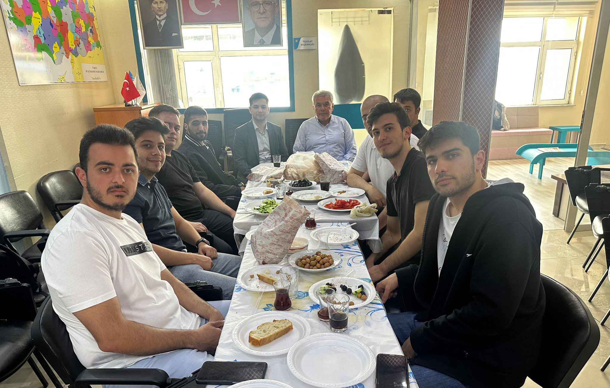 İYİ Gençlik Ankara ve Gölbaşı İYİ Gençlik Kahvaltıda bir araya geldi