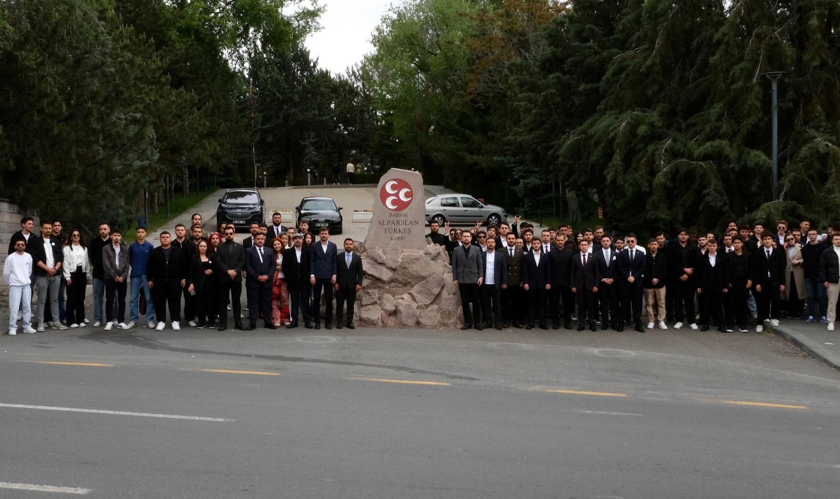 İYİ Gençlik İstanbul Teşkilatı, Başbuğ Alpaslan Türkeş’in kabrini ziyaret etti