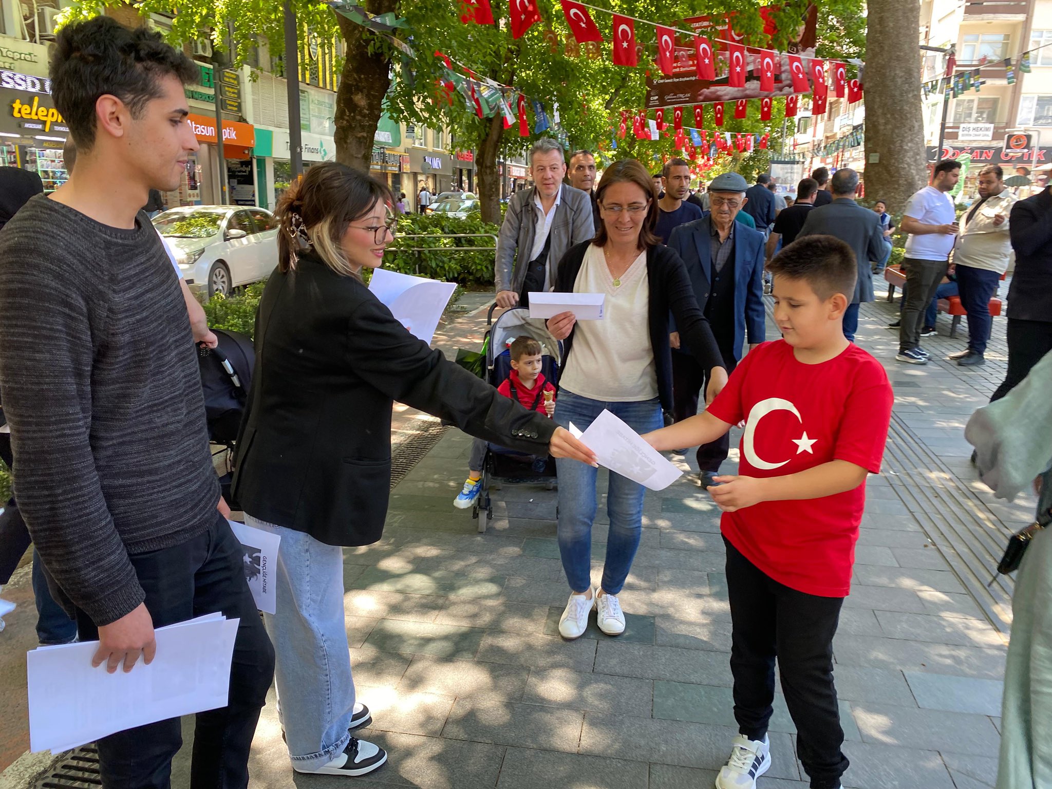 İYİ Parti İzmit İlçe Başkanlığı, yürüyüş yolunda Gençliğe Hitabe ve Lozan maddelerinin yer aldığı el ilanlarımızı dağıttı