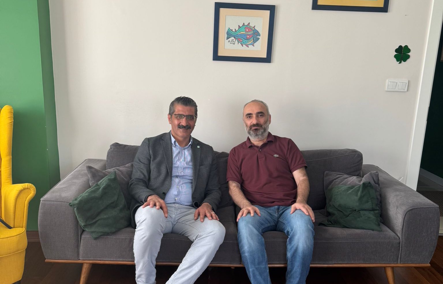 İYİ Parti İstanbul İl Başkanı Yücel Coşkun, ev hapsinde bulunan gazeteci İsmail Saymaz’ı, ziyaret etti