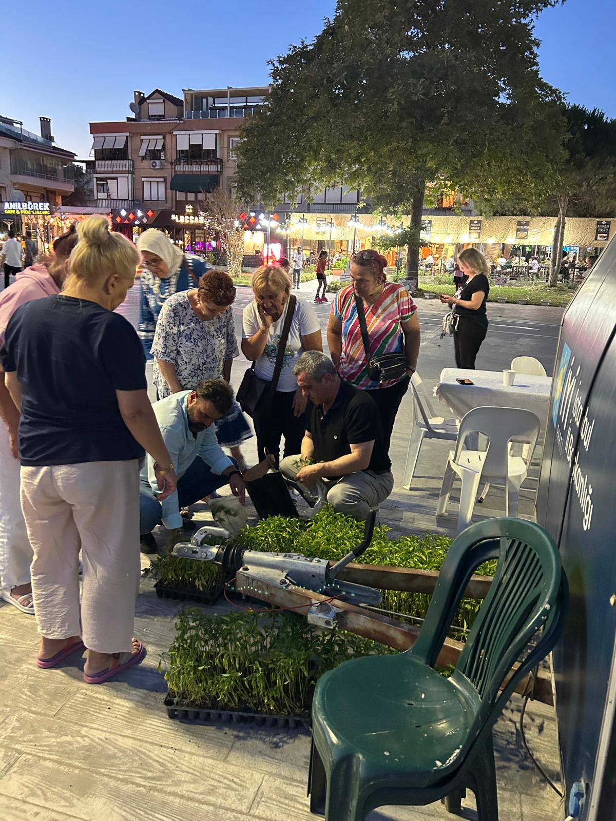 İYİ Parti Büyükçekmece İlçe Başkanlığının, Büyükçekmece sahildeki karavanında fide dağıtımı yapıldı.