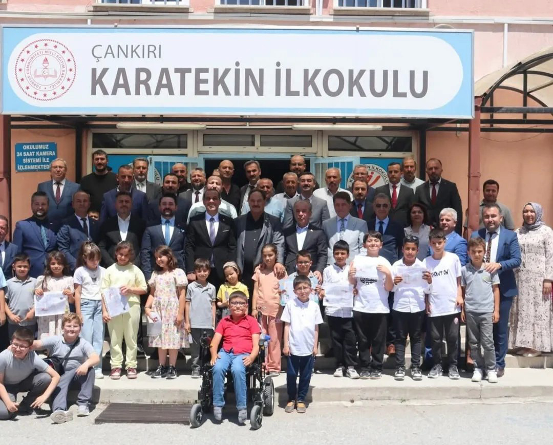 Çankırı İl Başkanı Aydın Akbaş ve beraberindekiler, Karatekin İlkokulunda gerçekleşen karne töreninde öğrencilerin heyecanına heyecanına ortak oldu