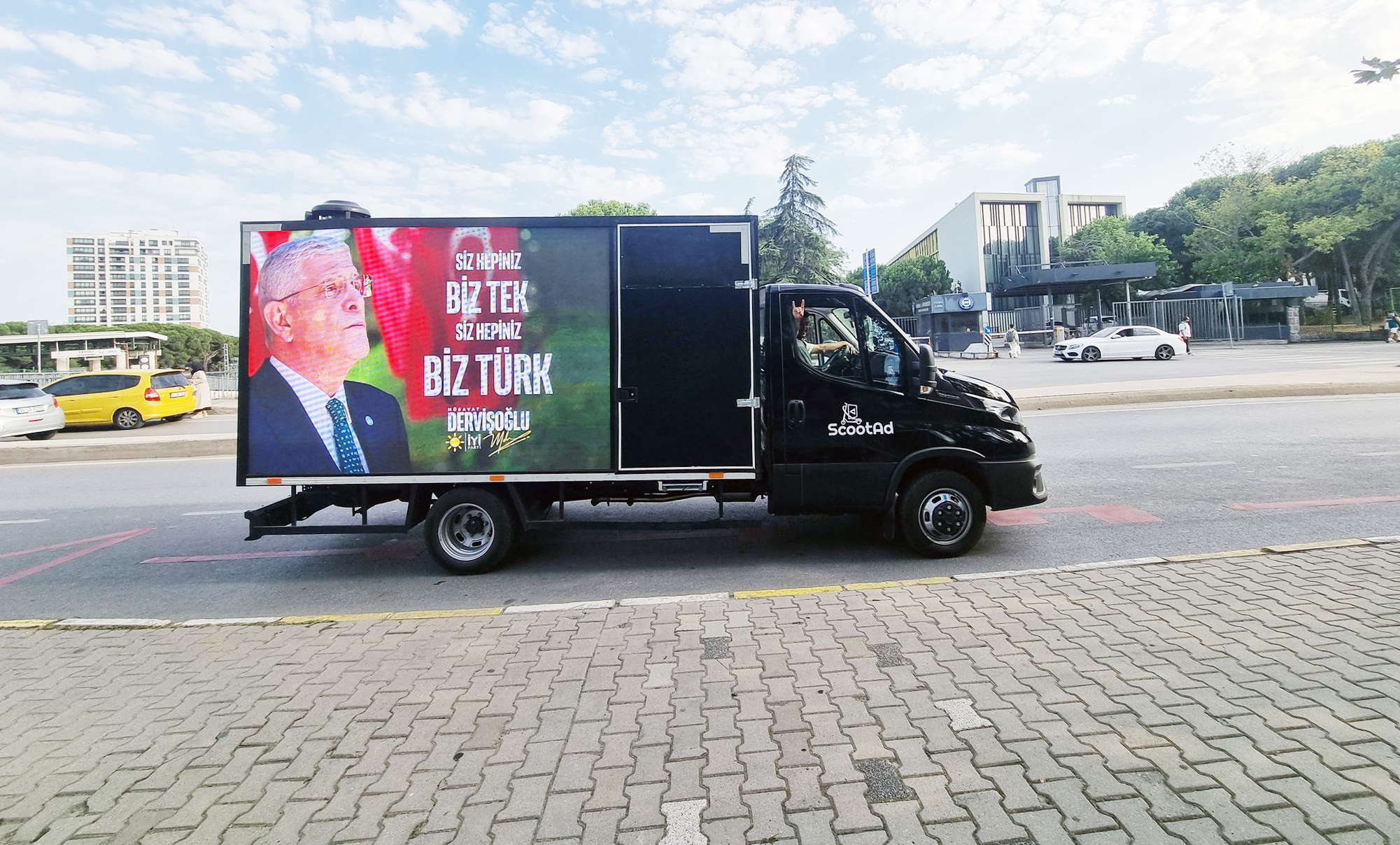 Vatandaşa İYİ Parti’nin sesini duyurmak için planlanan dev ekranlı minübüs İstanbul yollarında…