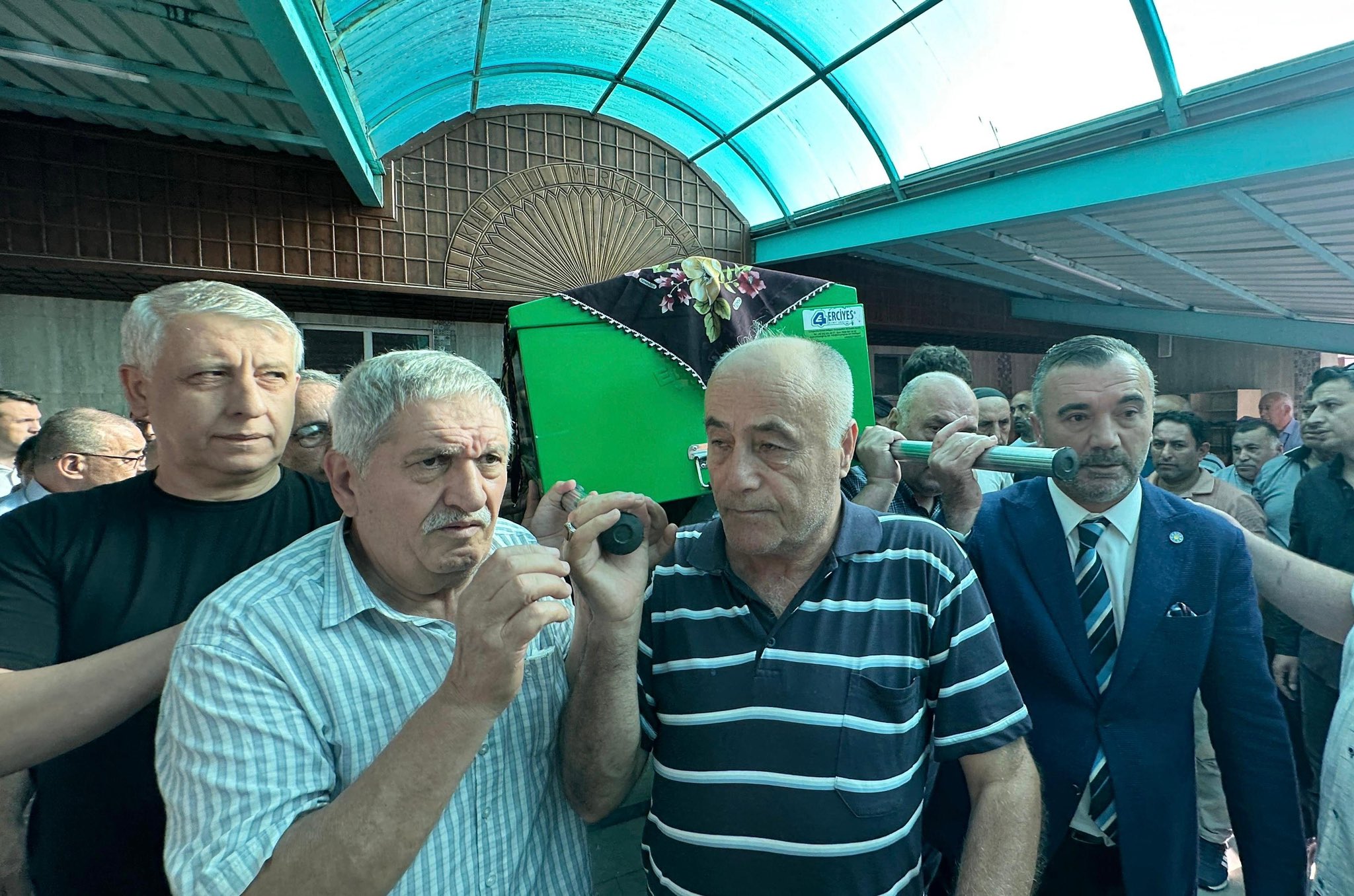 İYİ Parti Trabzon Milletvekili ve GİK Üyesi Yavuz Aydın, Karabük İl Başkanı Şaban Şahin’in kıymetli annesi merhume Kezban Şahin’i son yolculuğuna uğurladı