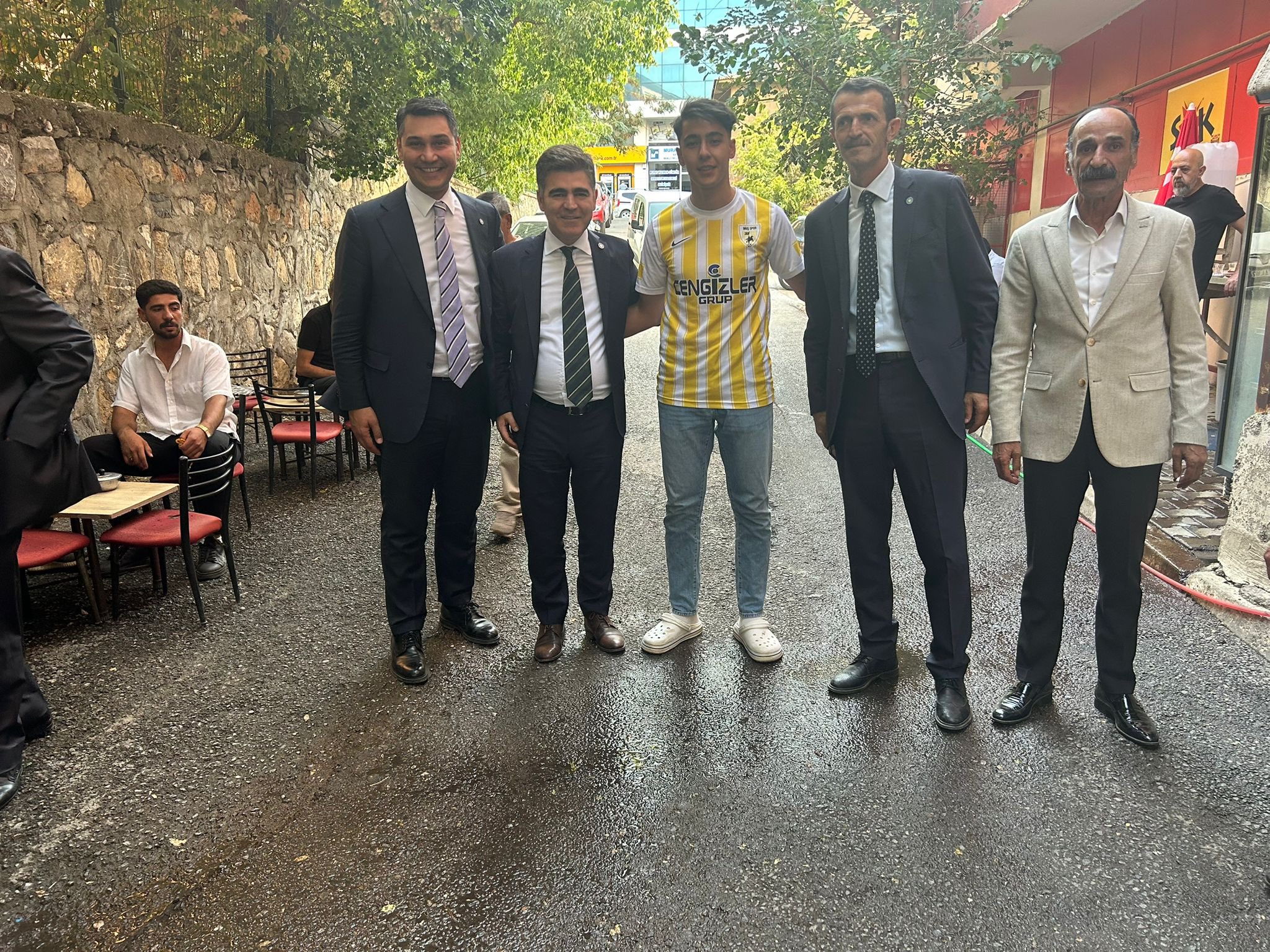 İYİ Parti Genel Başkan Yardımcısı Alper Akdoğan’ında katıldığı Muş programı kapsamında çarşı esnafı ve vatandaşlarla sohbet edip sorunları dinlendi